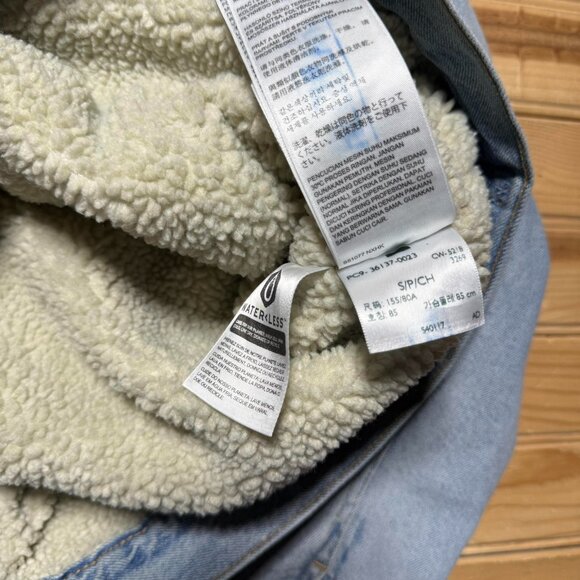 Women’s Levis Type lll Sherpa Fleece Lined Light Wash Denim Trucker Jacket Small - Picture 9 of 15